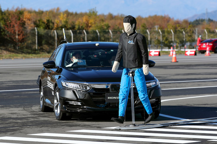 全方位をカバーするセンサーにより、これまでは検知しにくかった角度からの、車両や歩行者の接近にも対応できる。