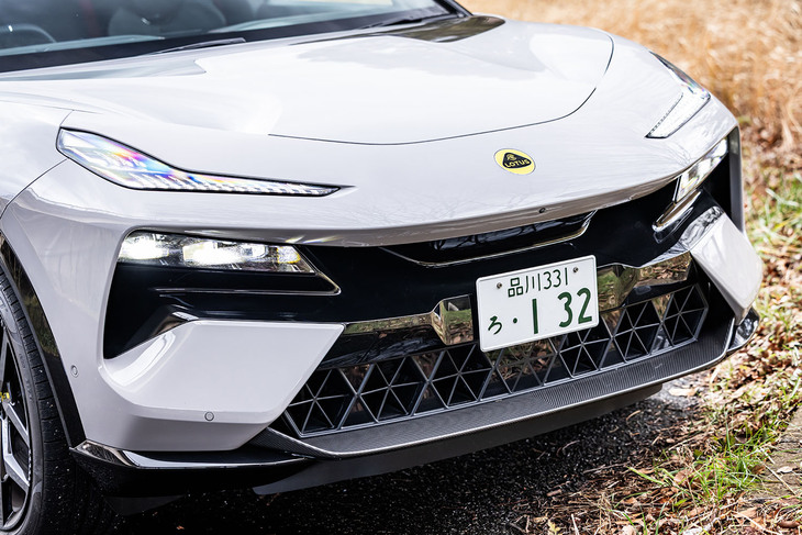 空気を切り裂いて大気圏を突破しそうなエッジの立ったフロントマスクとSUV的なフォルムの組み合わせが特徴となる「エレトレ」のエクステリア。今回は前後にモーターを積み、システム最高出力918PSを発生する最上級モデル「エレトレR」に試乗した。車両本体価格は2324万3000円。