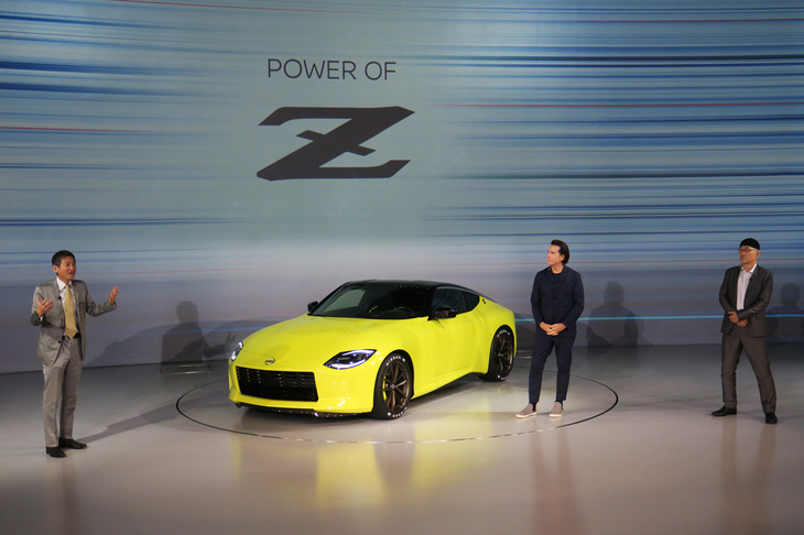 内覧会では日産のグローバルデザイン担当専務執行役員のアルフォンソ・アルバイサ氏（写真中央）や、エグゼクティブデザインダイレクターの田位 悟氏（同右）、チーフプロダクトスペシャリストの田村宏志氏（同左）による、デザインの解説や質疑応答が行われた。