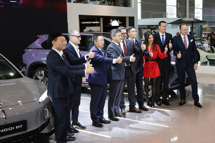 紅旗の記者発表における締めの様子。ロールス・ロイスから移籍したデザイン担当副社長ジル・テイラー氏（写真向かって右端）や、ジョイス・ジョナサン氏（同右から3人目）も一緒にサムズアップ。