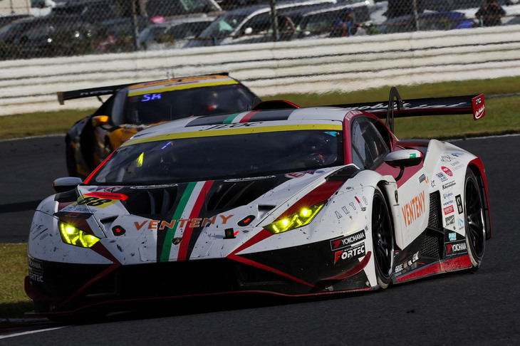 GT300クラスの勝者、No.88 VENTENY Lamborghini GT3（小暮卓史／元嶋佑弥）。