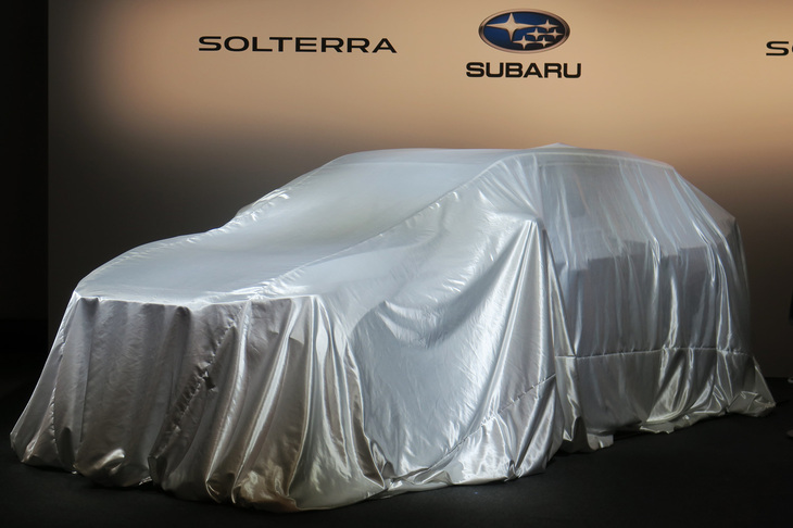発表会の会場にて、アンベールを待つ「スバル・ソルテラ」。2000年に「サンバーEV」を、2009年に「プラグインステラ」をリリースするなど、日本メーカーのなかでも早くからEVに取り組んできたスバルだが、本格的な量産EVはこれが初となる。