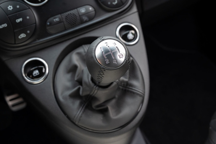 トランスミッションは5段MTのみの設定。高速巡航も考慮して、ワイドなギアレシオが設定されている。