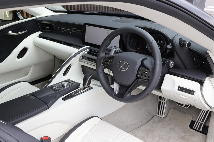 「LC500“ピナクル”」のインテリアカラーはブラック＆ホワイト。残雪に陽光が当たり、大地があらわになっていく情景にインスピレーションを得たという。