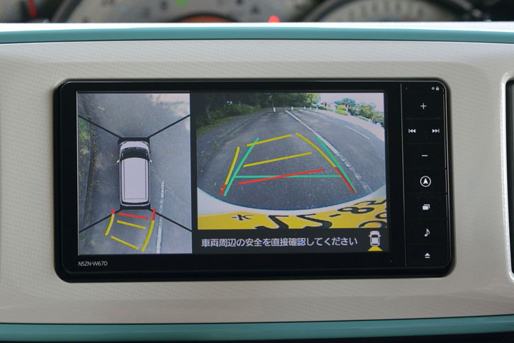 車体を上方から眺めたような映像で後退や駐車をサポートする「パノラマモニター」。ダイハツ車として初めて採用された。