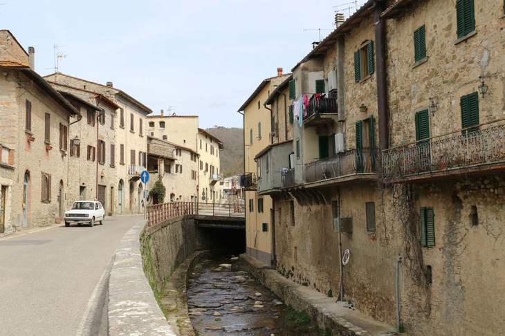 2018年3月下旬、ガイオーレ・イン・キャンティの村にて。ファインダーをのぞいていると、レトロなクルマがフレームの中に現れた。