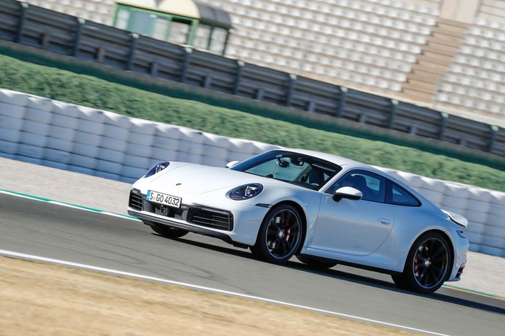 0-100km/h加速のタイムは「カレラS」が3.7秒で、「カレラ4S」が3.6秒（いずれもオプションのスポーツクロノパッケージ装着車は0.2秒短縮される）。