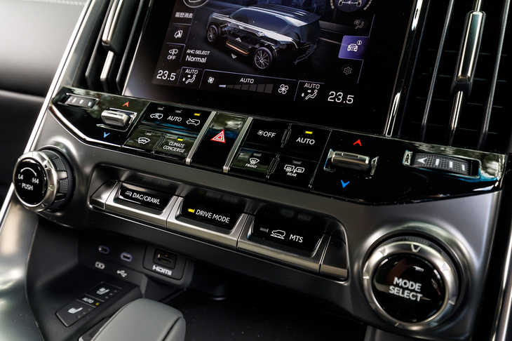 ドライブモードはオンロード用とオフロード用の2種類を搭載。左右のダイヤル間のスイッチでどちらかを選択し、右のダイヤルで切り替える仕掛けだ（左のダイヤルはトランスファー用）。