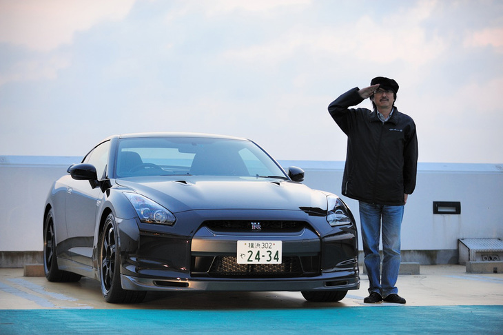 「日産GT-R」と筆者。（写真＝池之平昌信）