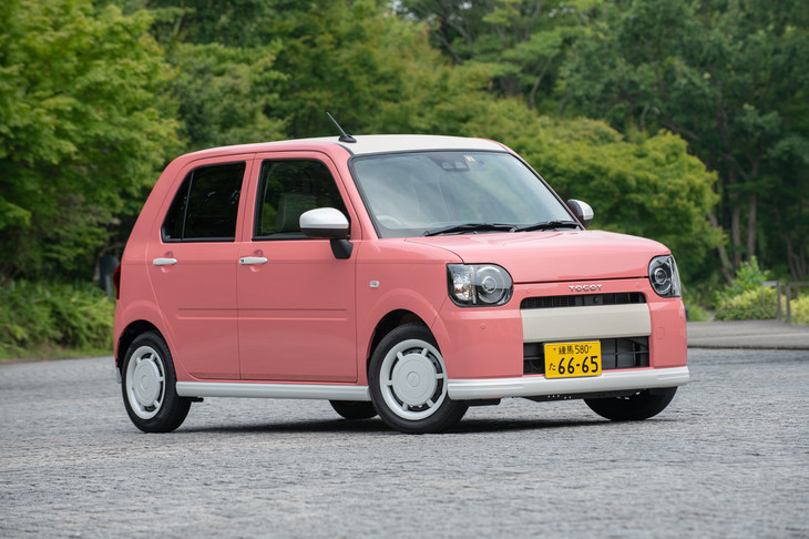 内外装を飾る「アナザースタイルパッケージ」には、写真の「スイートスタイル」のほか、メッキやシルバーでボディーを飾った「エレガントスタイル」、ブラックのアクセントが目を引く「クールスタイル」が用意されている。