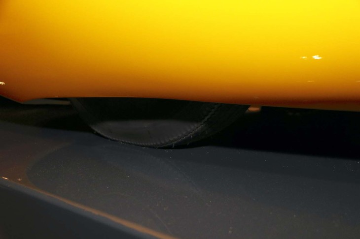 フロント部をのぞくと、低いロードクリアランスからタイヤが確認できた。