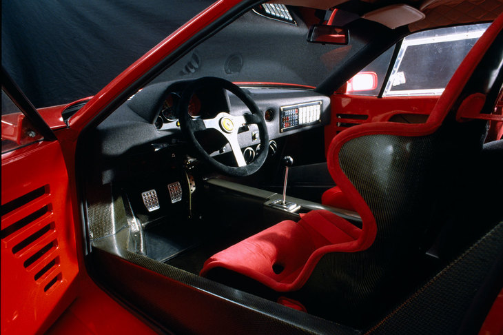 シンプルな「F40」のインテリアは、ラグジュアリーの対極に位置する仕上がり。まさにコックピットと表現するのがふさわしいレーシーな雰囲気だ。トランスミッションは5段MTで、フェラーリの伝統ともいえる金属製のシフトゲートが備わっていた。F40をオーダーした顧客はシート合わせと称しマラネッロ本社を訪れることができた。こうした顧客に特別な体験を提供するサービスも、F40が定着させたといわれている。