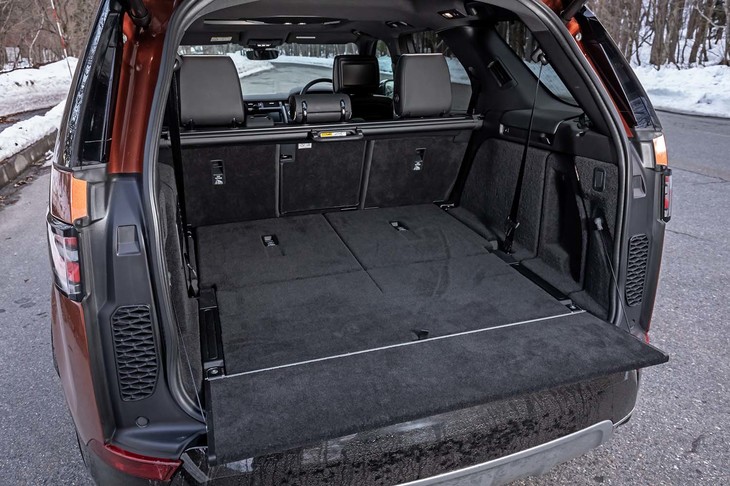 3列目シートを倒し、荷室スペースを拡大した様子。2列目シートも前方に倒せば、荷室容量は最大で2406リッターまで拡大できる。