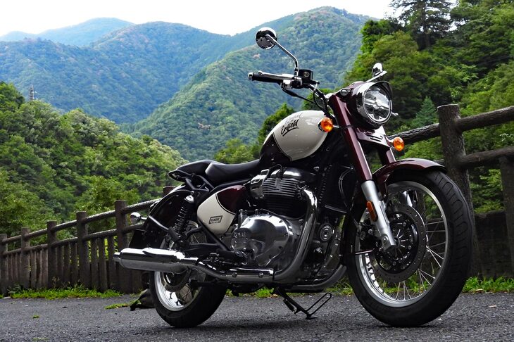 東京の水がめである奥多摩の山々と、「ロイヤルエンフィールド・クラシック650」。
