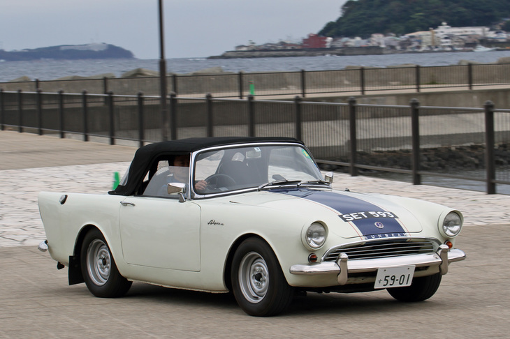 基準タイムとの差0.60秒で1位となった1959年「サンビーム・アルパインSr1」。2日目早朝のヒルクライムでは9位だったが、スラロームとヒルクライムのタイム差合計による総合順位では2位に入った。