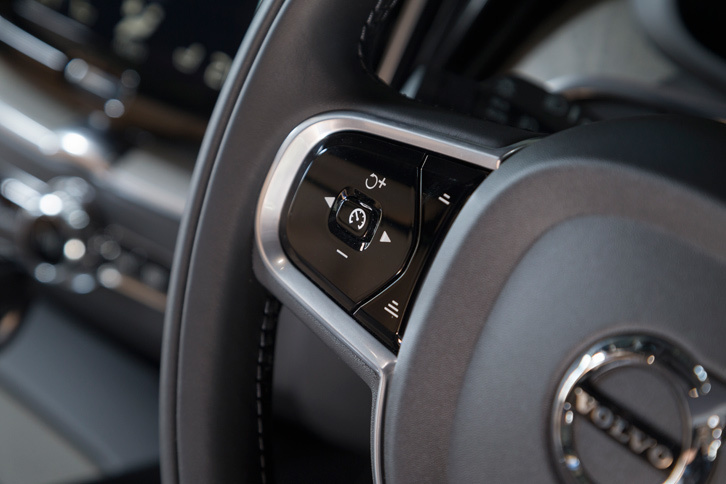 「パイロットアシスト」の操作はシンプルで、基本的には、アダプティブクルーズコントロールの作動中にワンボタンでシステムを起動させるだけで完了する。