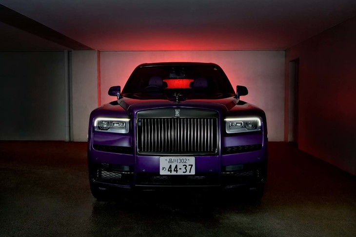 巨体を濃いパープルに染めた「カリナン」に、ロールス・ロイスの世界観は見られるか。このモデルならではの“高級感”とは？（photo：小林俊樹）