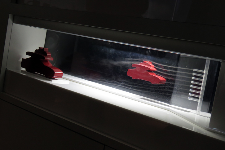 こちらは空力性能の解説コーナー。フロントウィンドウが切り立った古いクルマ、現代的なスタイリングのクルマ、屋根に荷物を載せたクルマと、3種類の模型で空気の流れを見ることができる。