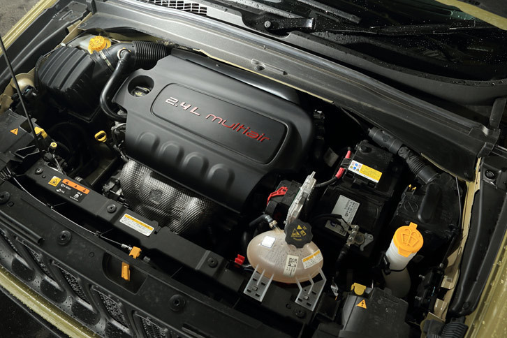 「レネゲード」のFFモデルが1.4リッターターボを採用するのに対して、「トレイルホーク」は2.4リッター直4「マルチエア」エンジンを搭載。最高出力175ps、最大トルク23.5kgmを発生する。