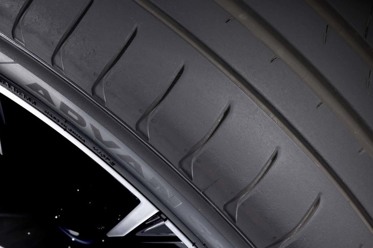 接地面積が広げられた外側のショルダー部。剛性も高められており、ドライ路面において優れた接地性を発揮する。