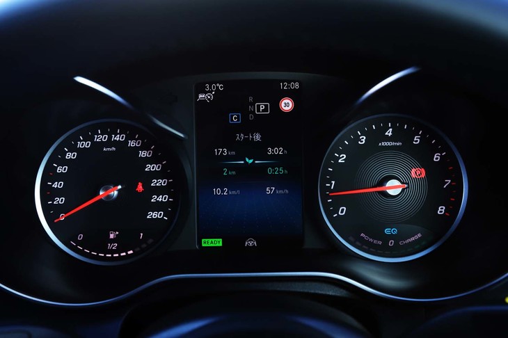 試乗車は、オーソドックスな機械式と液晶ディスプレイのコンビネーションとなるメーターを採用していた。オプションで「スポーティー」「クラシック」「プログレッシブ」の3つの表示モードを選択可能な12.3インチフル液晶メーターパネル「コックピットディスプレイ」も用意されている。