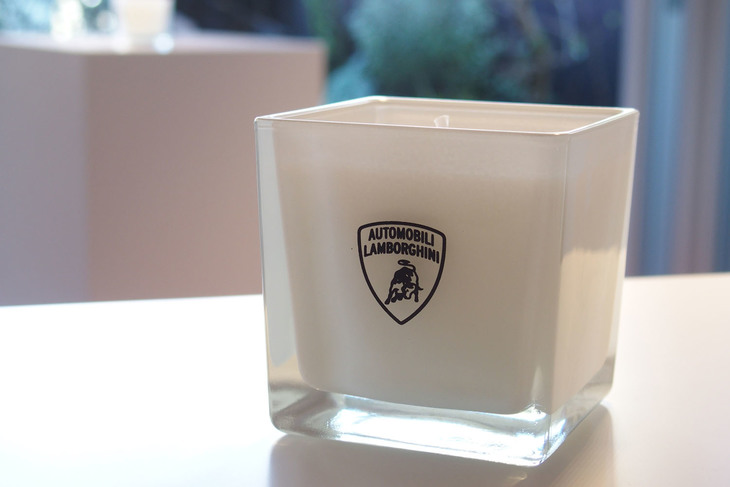 「THE LOUNGE TOKYO」のディスプレイ。