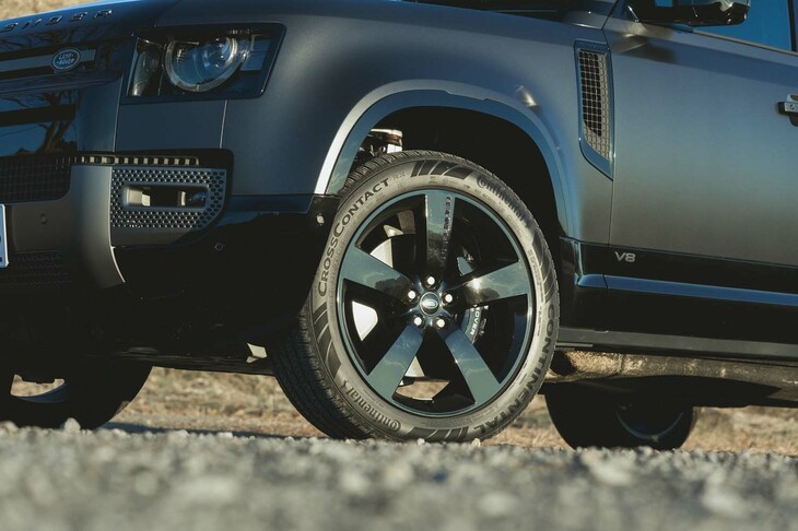 標準仕様のホイールサイズは20インチ。試乗車に装備されていた22インチホイールはオプション品で、タイヤにはコンチネンタルのHT（ハイウェイテレイン）タイヤ「クロスコンタクトRX」が装着されていた。