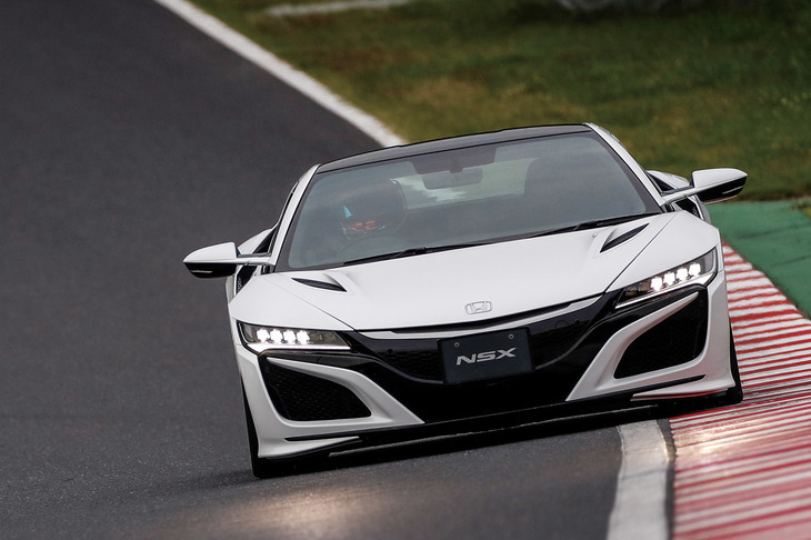 地を這（は）うような低いスタイリングはスーパースポーツならではのものだが、同時に大きな制約でもある。皆等しくロー＆ワイドな中で、他とは違うデザインをつくり出すのは至難の業なのだ。