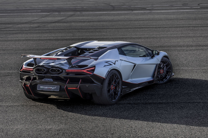 「レヴエルト」の高性能バージョンとして開発された「レヴエルトSV」。ランボルギーニは、ベースモデルの基本デザインを生かしつつ空力性能を高め、軽量な素材を採用し、モータースポーツに着想を得たテクニカルなキャラクターを融合させたモデルとアピールしている。