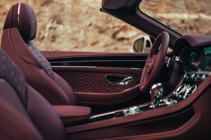 オープンエアを快適に楽しむため、ステアリングホイールヒーターやシートヒーター、新設計のアームレストヒーターなどを装備。シートにはネックウォーマーも搭載されている。