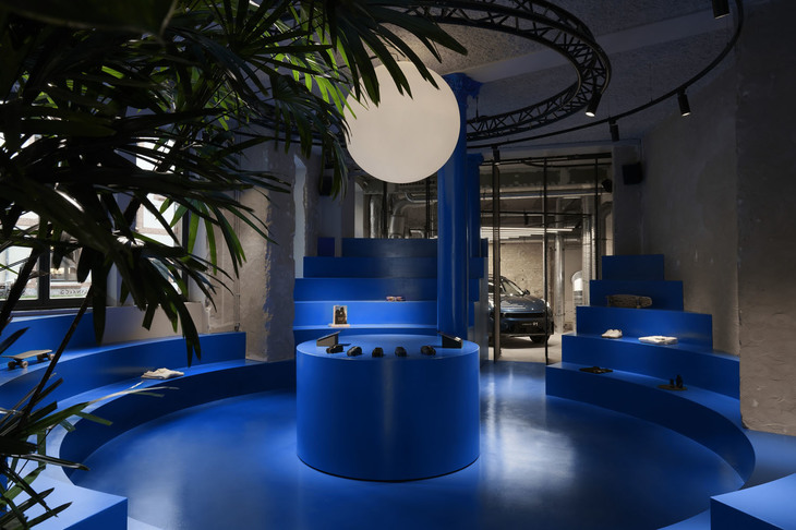 別のアングルから。自動車の存在は限りなく控えめだ。