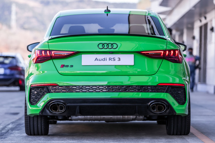 トランクリッド後方に、ブラックのリアスポイラーが備わる。ディフューザーが統合された「RS専用リアバンパー」や2つの大きな楕円（だえん）形テールパイプなどもエクステリア上の特徴だ。