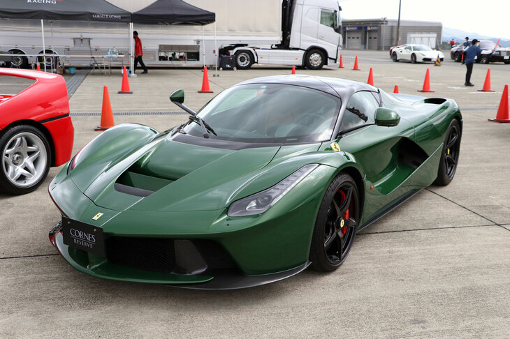 フェラーリの限定モデル「ラ フェラーリ」。「エンツォ・フェラーリ」に次いで登場したスペチアーレで、生産台数は499台とされている。同車はボディーカラーがモスグリーンの激レア仕様だ。