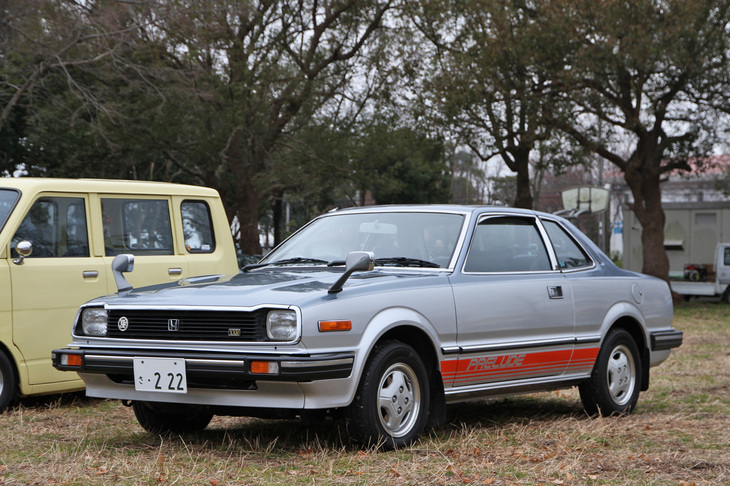 1978年にデビューした初代「プレリュード」。1.8リッターSOHCシングルキャブユニットの動力性能に見るべきものはなかったが、ハンドリングは一級品と評された。この個体は81年に追加された最上級グレードの「XXR」。アルミホイールは標準で、サイドストライプは純正オプション。