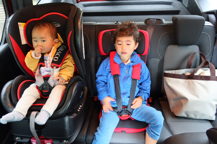 後席はゆとりのある3人掛け。前方の景色見たさに中央席を好む息子には、この広さがうれしいようだ。シートバックは6：4の分割可倒式で、左右席はISOFIX対応（さらに助手席もISOFIX対応）。