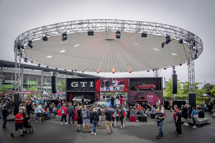 「GTI FAN FEST 2024」のひとコマ。チューニングを施した車両には人だかりができ、ステージで繰り広げられる“愛車自慢”には多くの人が拍手を送った。
