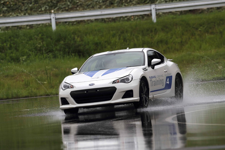 散水路でのウエット旋回トレーニングの様子。パイロンでできた円状のコースは途中で路面のミューが変わるトリッキーなものだったが、コースに慣れたインストラクターは、それをきっかけにきれいなドリフトを披露していた。