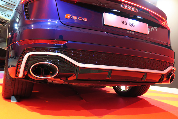 アウディRS Q8（マフラー）