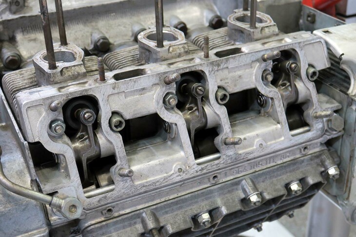 空冷時代の水平対向6気筒エンジンの分解デモンストレーションの様子。