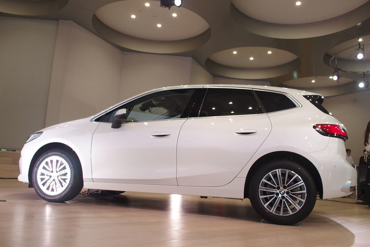 218iアクティブツアラー エクスクルーシブ（サイドビュー）