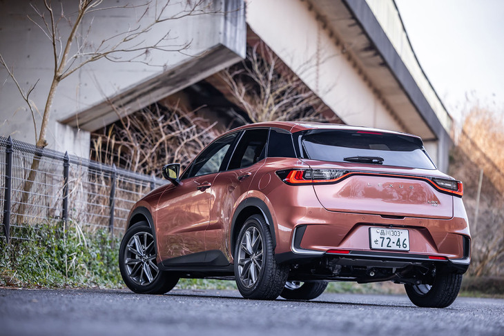 「レクサスLBX」のリアビュー。左右のリアコンビランプを一文字につなげたデザインが特徴だ。抑揚のある前後フェンダーで、力強さや躍動感を表現したという。