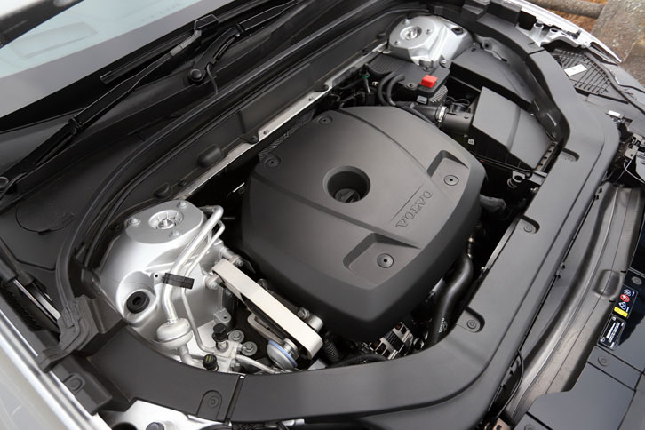 「T5」モデルの2リッター直4ターボエンジンは、低回転域から得られる豊かなトルクと、高回転域の優れたレスポンスがセリングポイントとなっている。