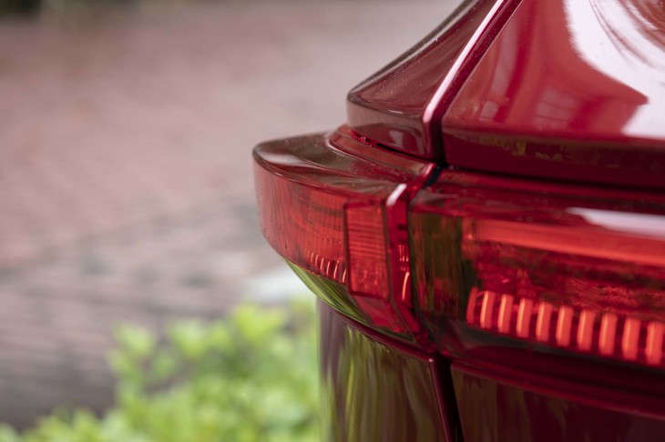 立体的な形状のリアコンビランプがリアセクションを印象づけている。