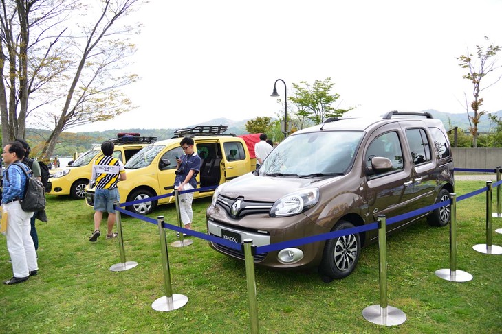 限定数200台が販売される「エスカパード」は、「マロン ショコラM」色の「カングー」に、デイライト、シルバートリム付きバンパー、ルーフレール、専用内装などさまざまな特別仕様を施したもの。車名のエスカパードは、日常生活から少し離れて息抜きに出掛けることを意味するフランス語だそう。