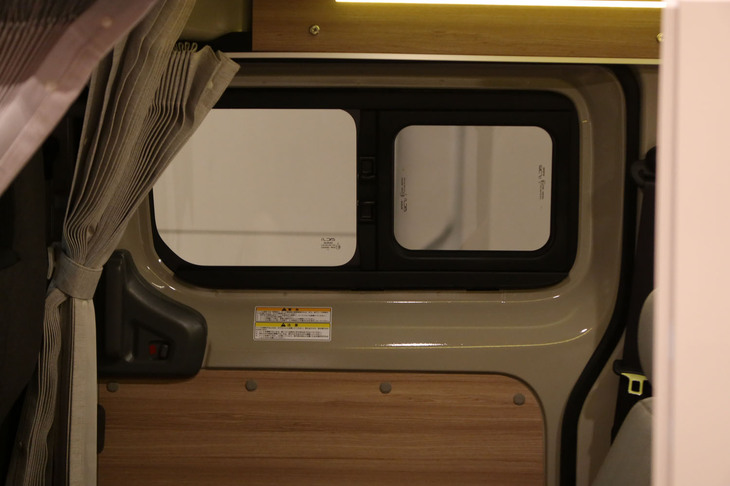 日産NV200バネットMYROOM（スライドドアのウィンドウ）