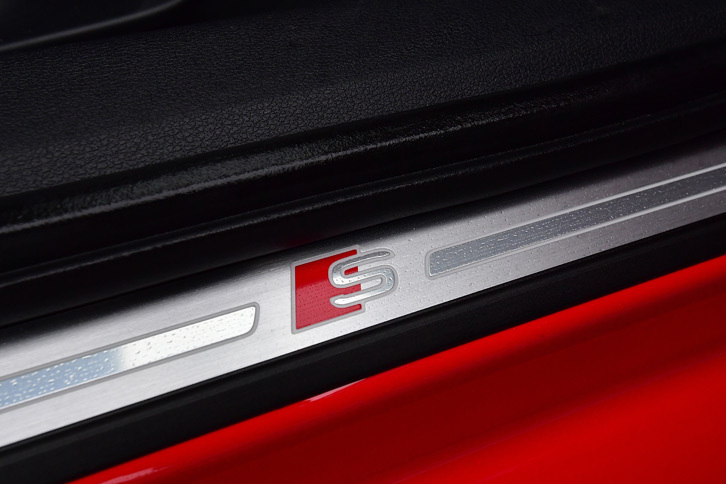 ドアを開けると、サイドシルに「S」ロゴが現れる。