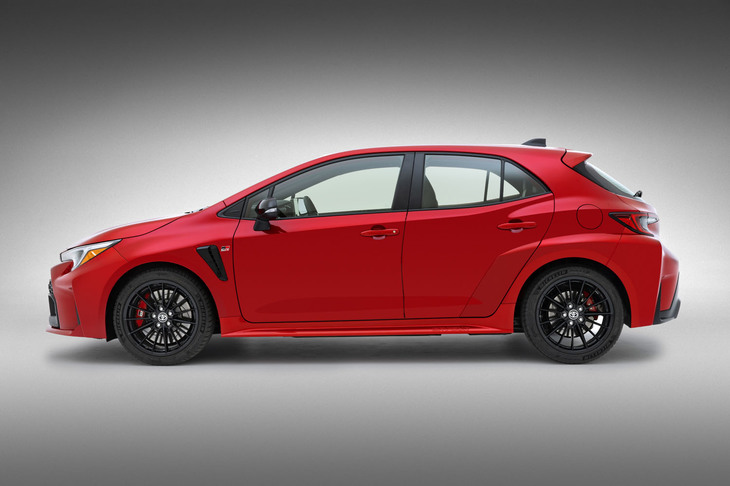 ボディーの全長は「GRヤリス」よりも415mm長い4410mm。ホイールベースは80mm長い2640mm。