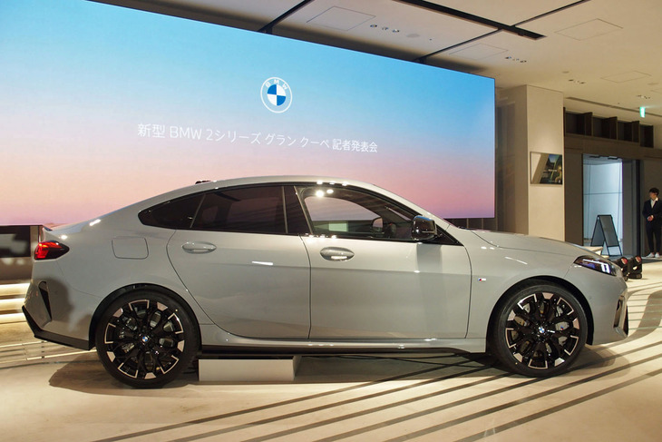 M235i xDriveグランクーペ（サイドビュー）