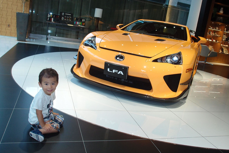 夏の一時期、近所のレクサス店に「LFA」が展示され、2歳の息子は大はしゃぎ。親が子に連れられて、何度もショールームへと通うことに……。そんなわれわれを迎えてミニカーまでくれる“おもてなし”には感服しました。（関）