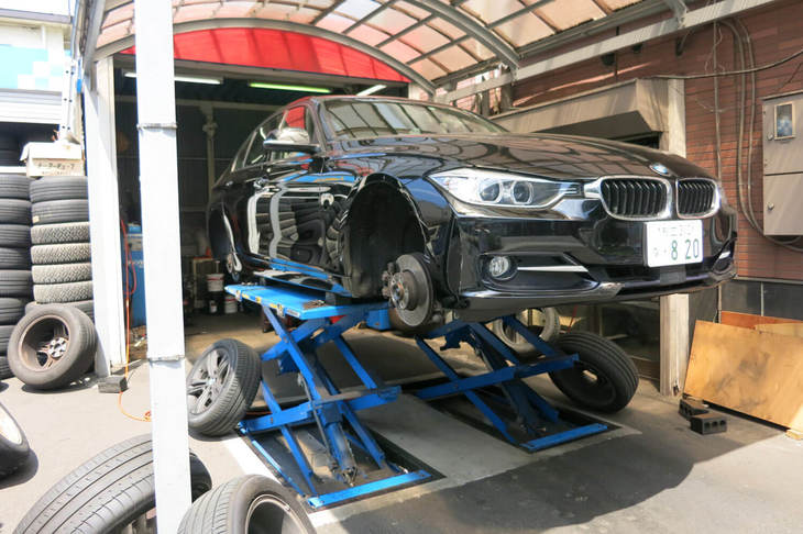 タイヤ交換中。